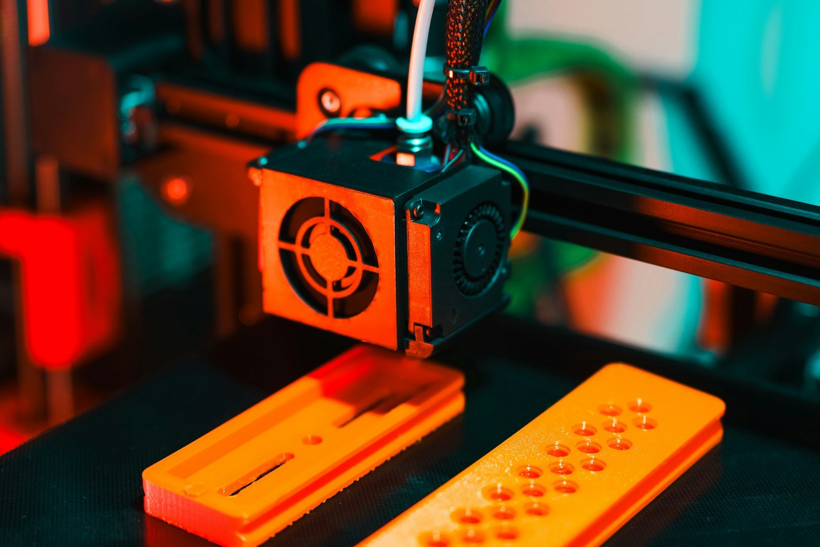 Impressora 3D criando peças em PLA peach